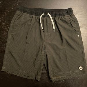 Vuori Banks shorts lined Men’s size M green and black stripe EUC